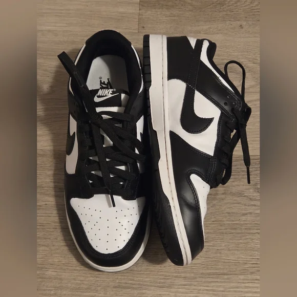 Nike Men’s Black/White Low-Top Sneakers - Picture 2 of 5